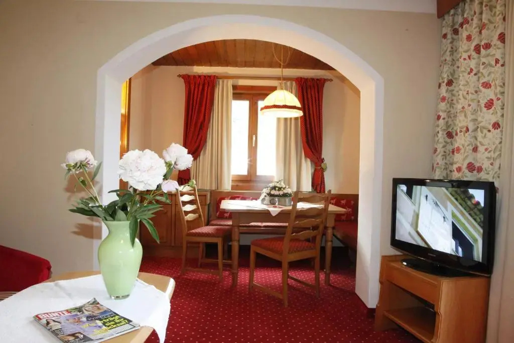 Gästehaus Schusser an der Therme, Frühstück, Doppelzimmer und Ferienwohnung