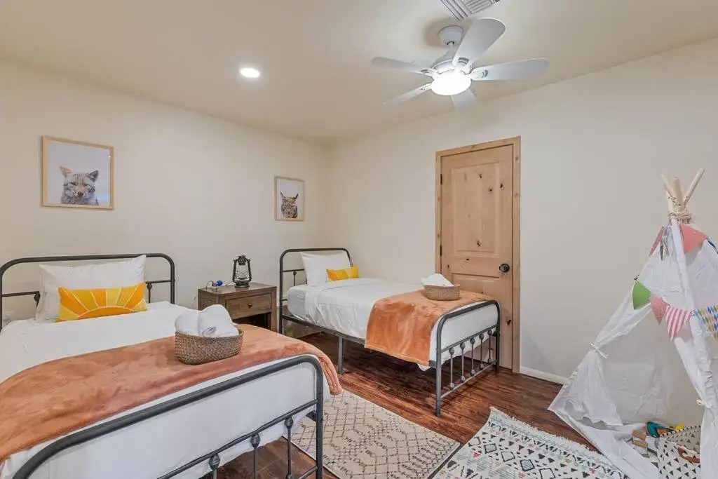 Close to Fresh Creek! Sleeps 12 ~ Amazing Views w/Serene Open Space ~ Hot Tub + Game Room ~ Trails outside