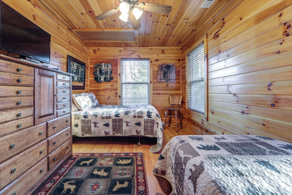 Mtn-view Getaway w/ Lake Access in Whittier!