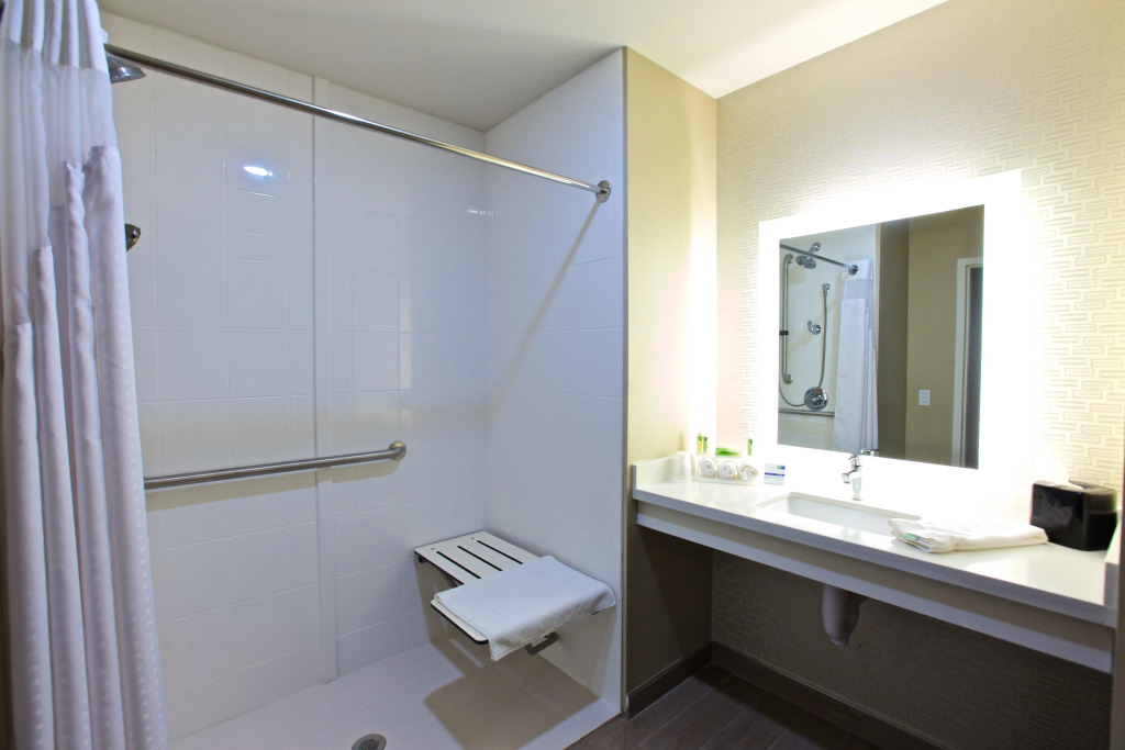Holiday Inn Express Fargo SW - I-94 Medical Center by IHG