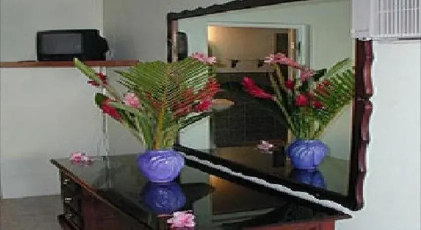 Bar-B-Barn Beach Hotel