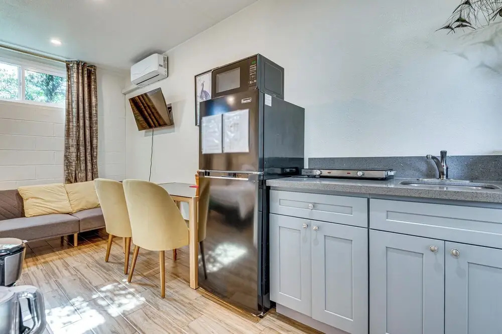 4 Mi to Old Pasadena! Well-appointed Studio Stay