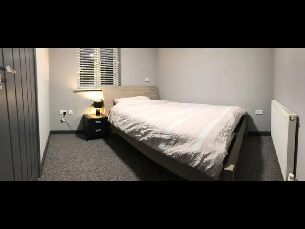 Room in House - Private En-suite Room In Town, Close To Hospital