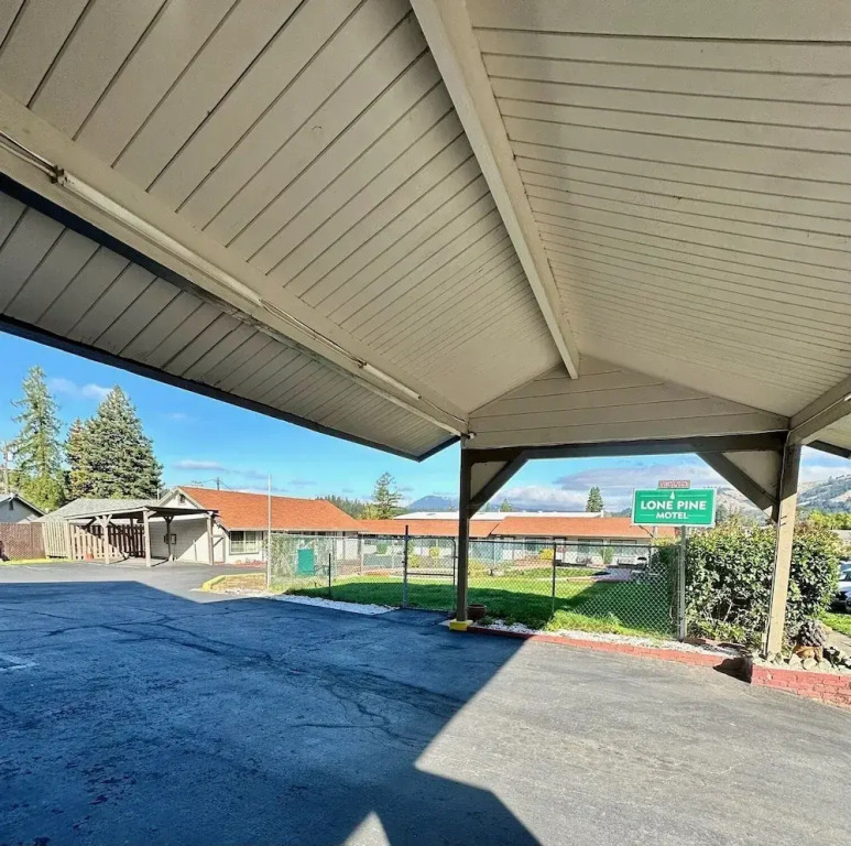 Lone Pine Motel