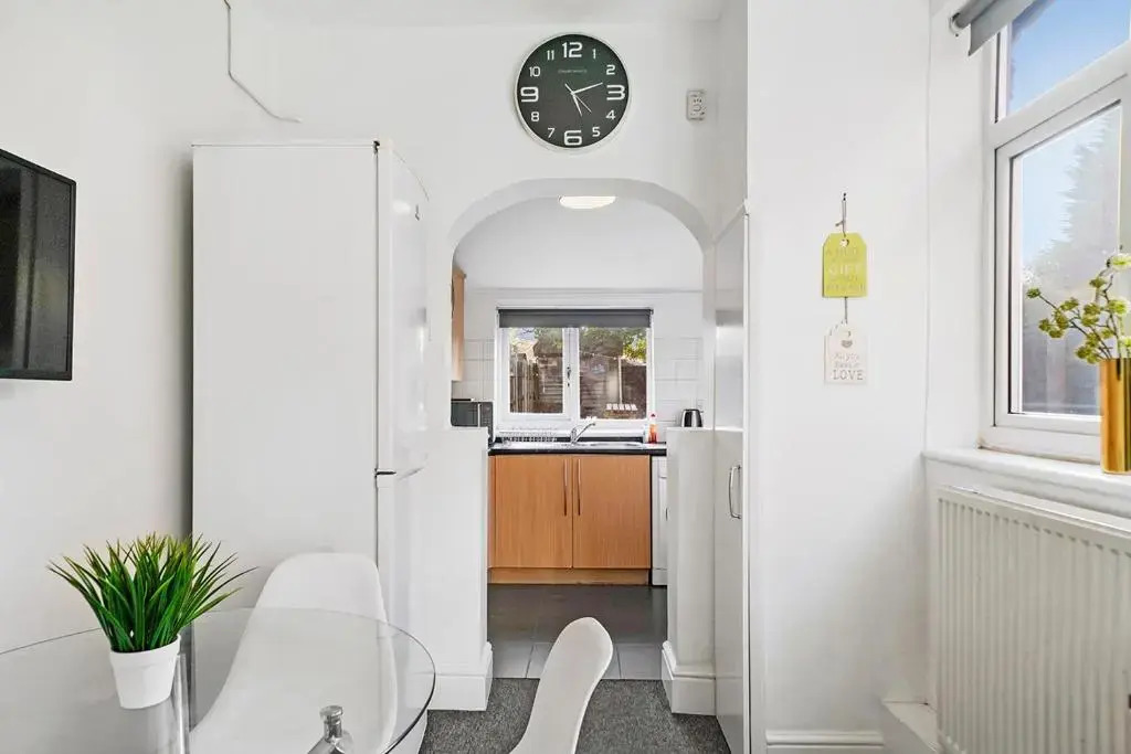 Book Today - 4 Bed House, Sleeps up to 9 - Hartco Serviced Accommodation Birmingham