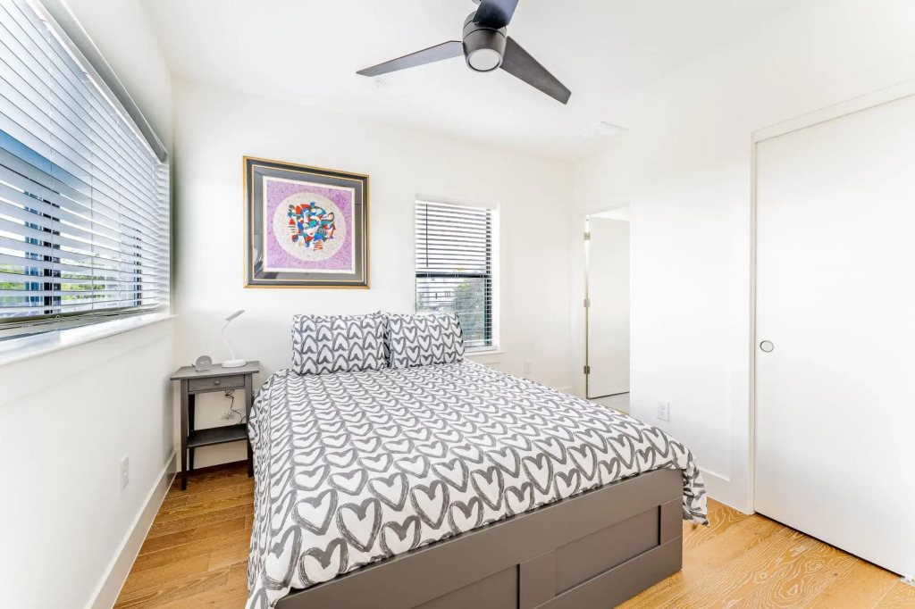 East Downtown 3BR Condo w Fast Wifi and Sleeps 8