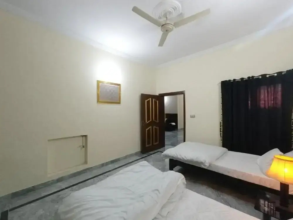 Room-cozy Guest Room in Rawalpindi - Per