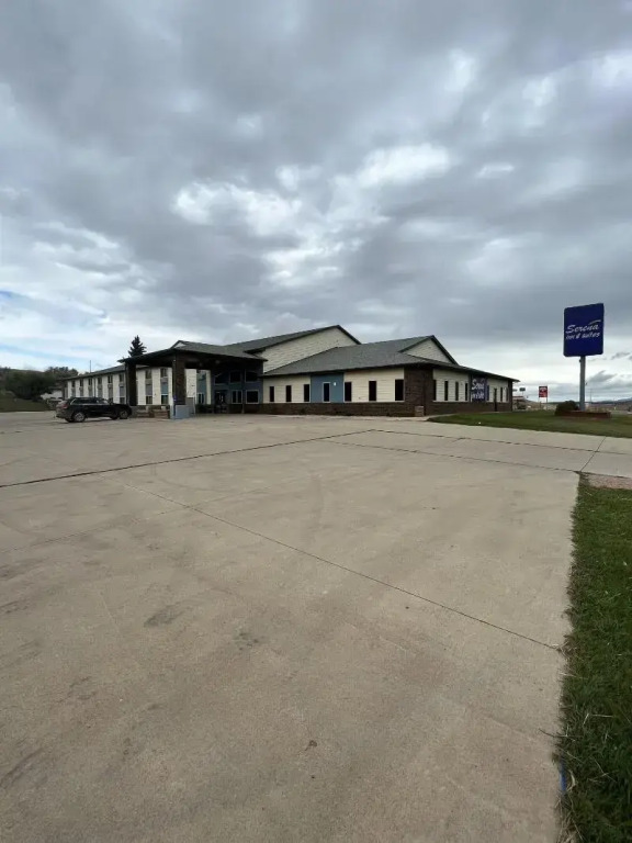 Serena Inn & Suites