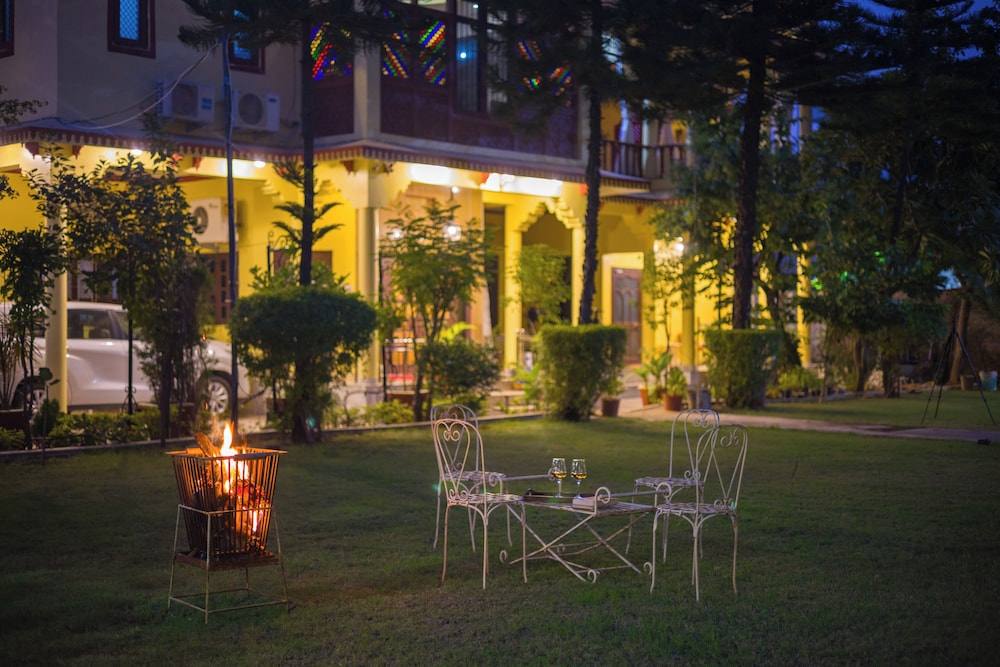 Alaya Stays 4 BHK with Outdoor Dining Area - Abhimanyu Mansion Sapphire