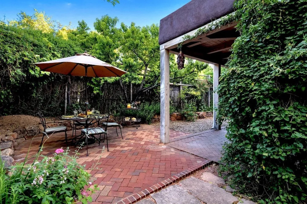 Antonia - Stylish Retreat, Blocks From Galleries and Restaurants of Canyon Rd. and The Plaza