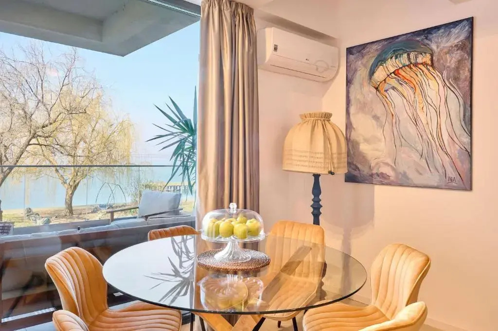 Aquarama Lake view 2BR Apart Mamaia free parking