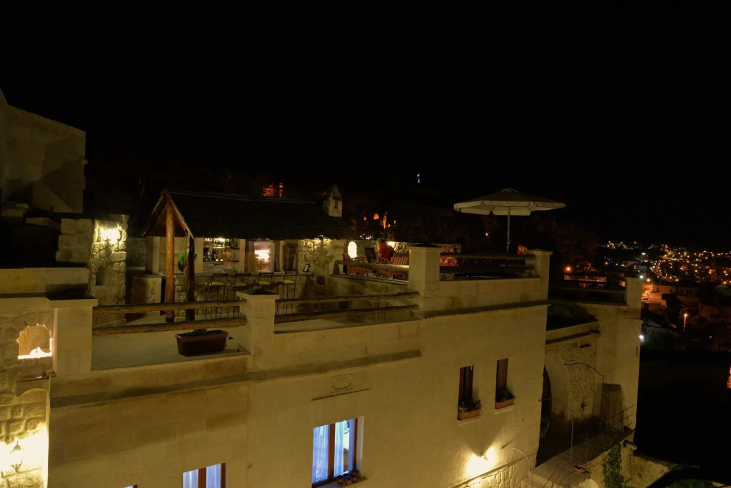 Canyon Cave Hotel