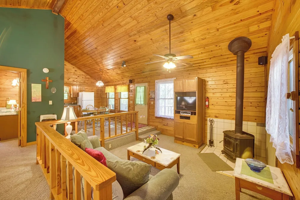 Eureka Springs Studio w/ Deck, Views & Bbq!