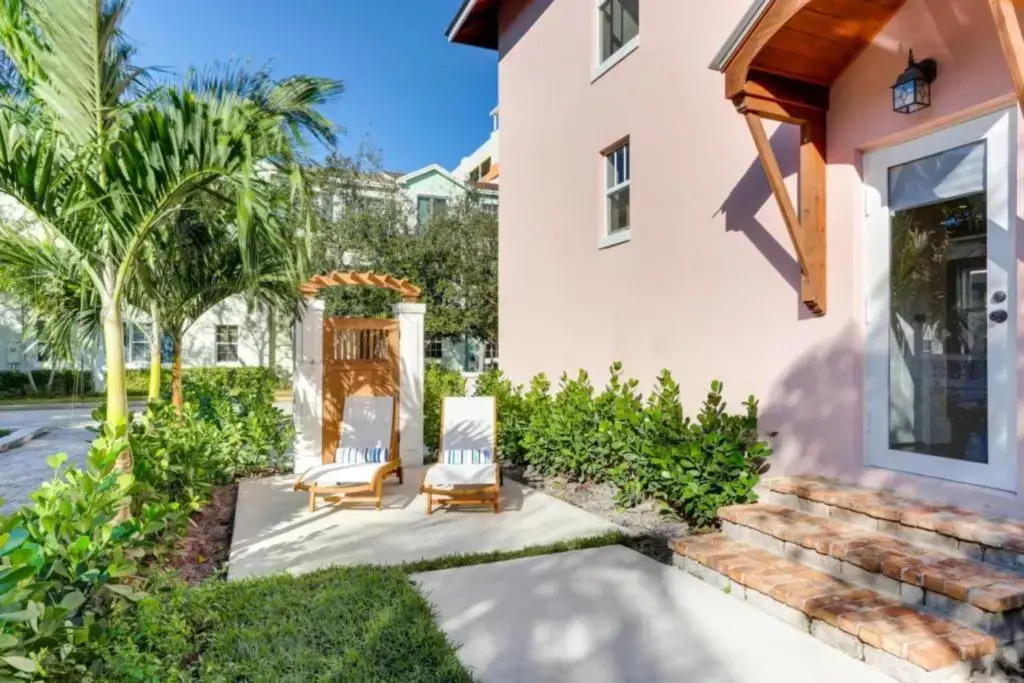 The Pink House - Bask in Style Steps from the Convention Center