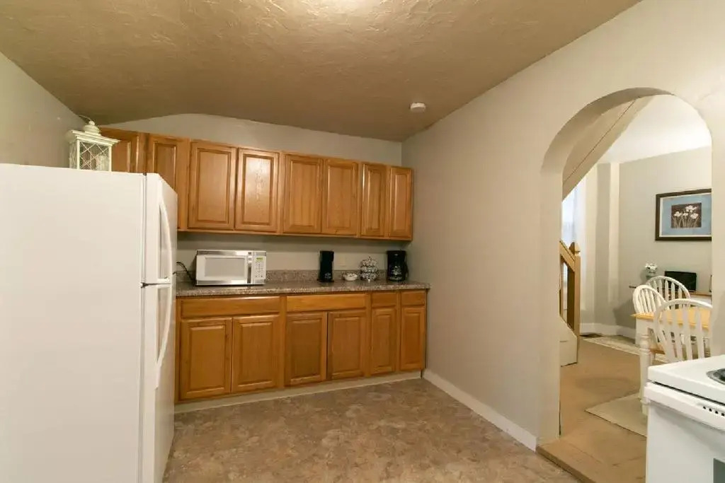 Downtown 2 Bedroom Cottage, Sleeps 6, Walking Distance to Honeywell, Downtown Restaurants, Shopping