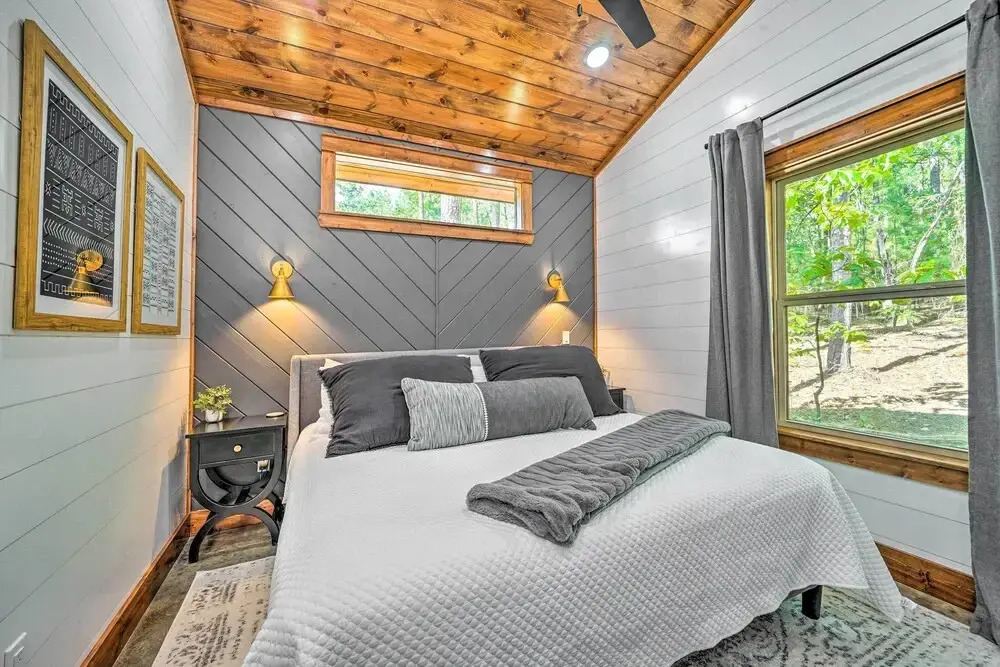 Chic Broken Bow Cabin With Hot Tub & Gas Grill!
