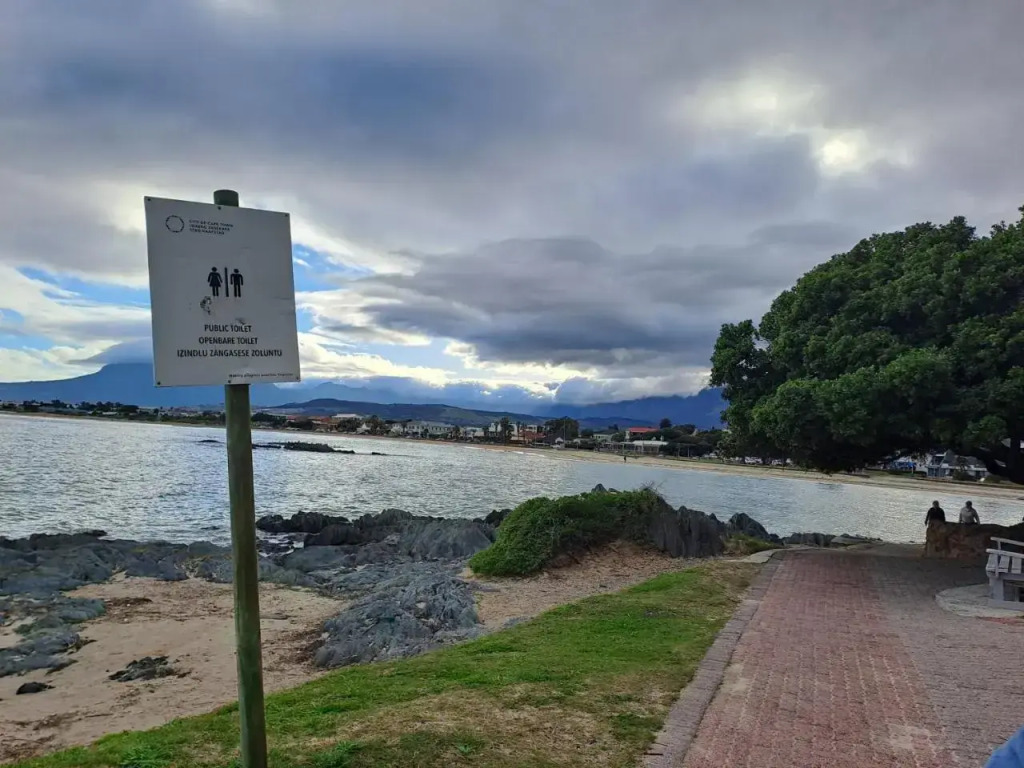 1 Bedroom Flat 100m away from the Beach with WIFI