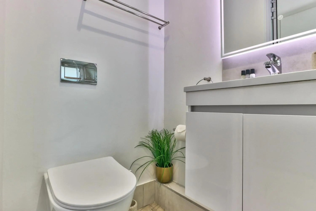 Stunning work pad on 1onAlbert- 601