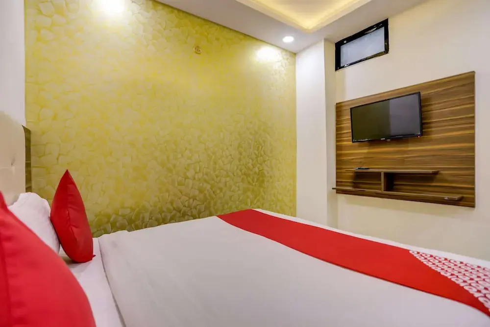OYO 22825 Hotel Crown Stay inn