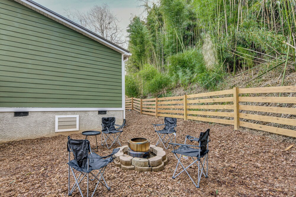Walk to Main St! Mtn-view Getaway in Waynesville