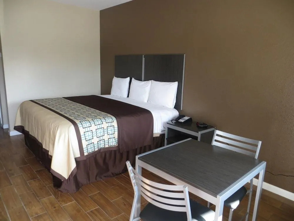 Scottish Inn & Suites