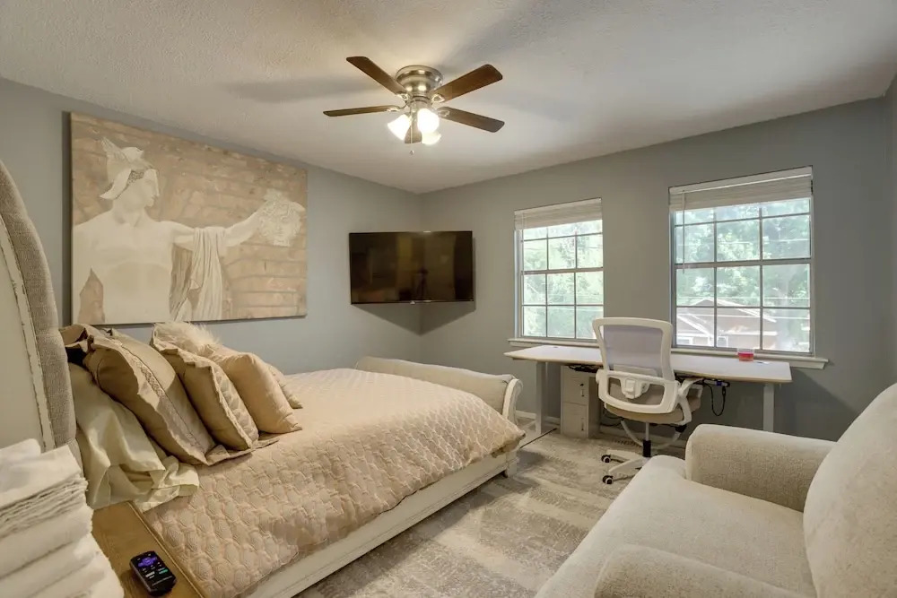 Pets Welcome! Humble Townhome 4 Mi to Airport