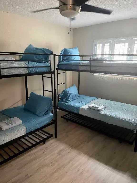 Lovely 2 bedroom 1 bathroom minutes from the beach