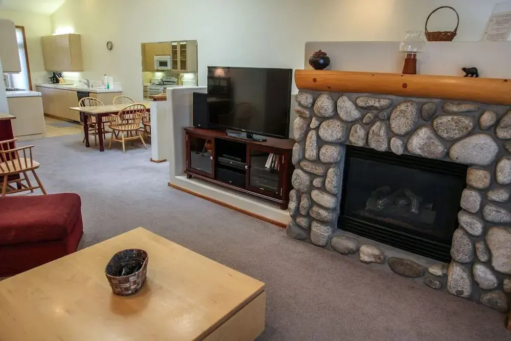 Snowcreek V 933 Bright and Spacious, Private BBQ, Washer Dryer, Pet-Friendly by RedAwning