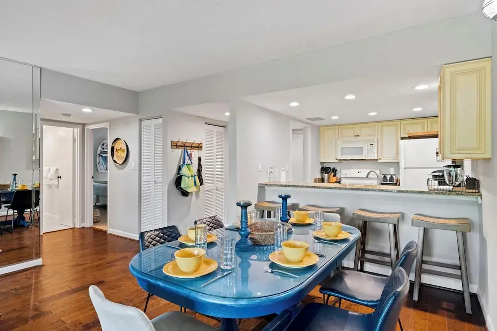 Relax By Pool: Harbour Town Resort Condo