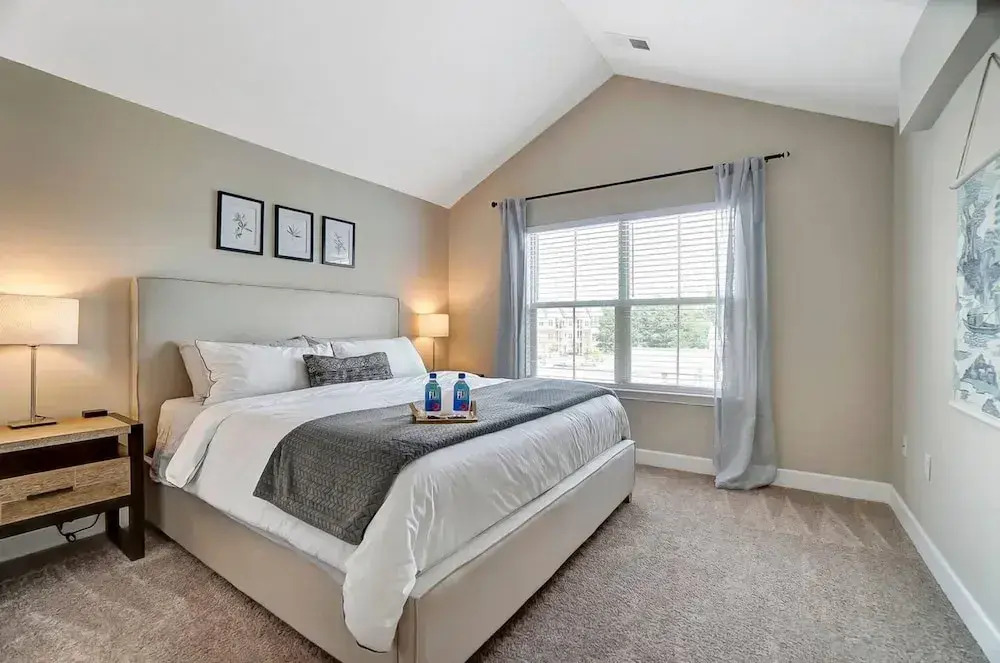 King Bed Top Floor Washer Dryer Balcony Wifi