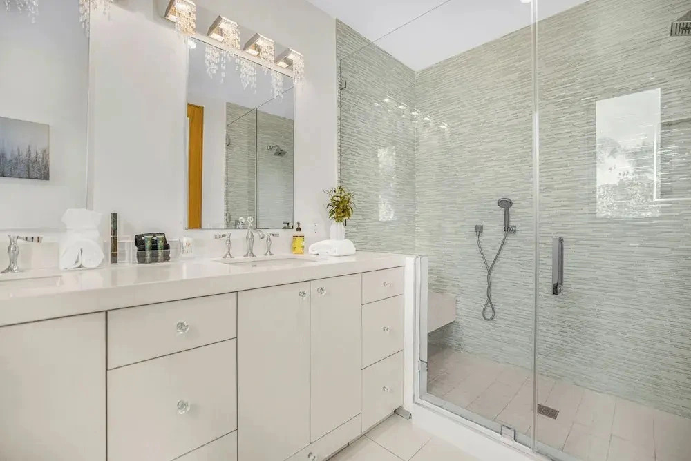 Louise Modern - Luxury Smart Estate in Encino w/ Pool, Gym & Spa