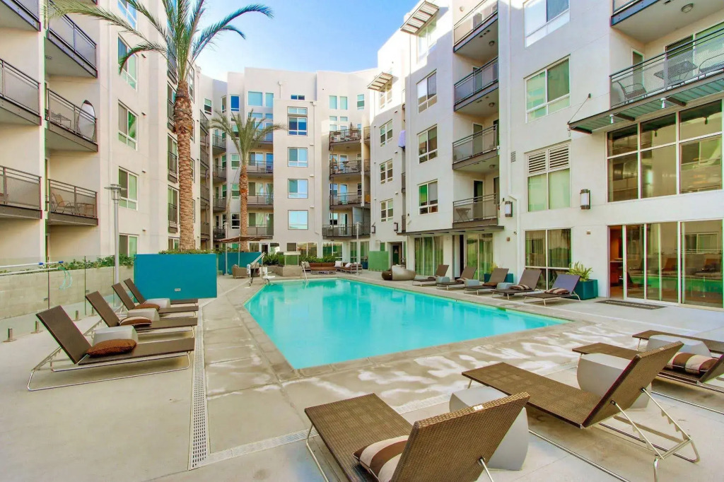 Wilshire La Brea Apartments