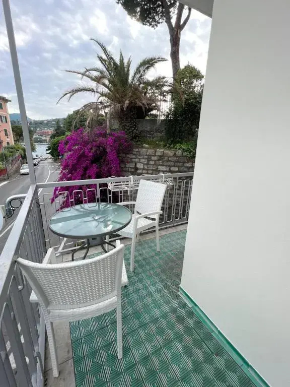 WELCOME RIVIERA -TORRE DAVORIO APPARTAMENTO 126 mq piuterrazzo25 mq - totalmente rinnovato- 250m dal centro - parcheggio a pagamento 20 euro al giorno da prenotare in anticipo salvo dispo -parking at 20 euro per day to be booked in advance if available