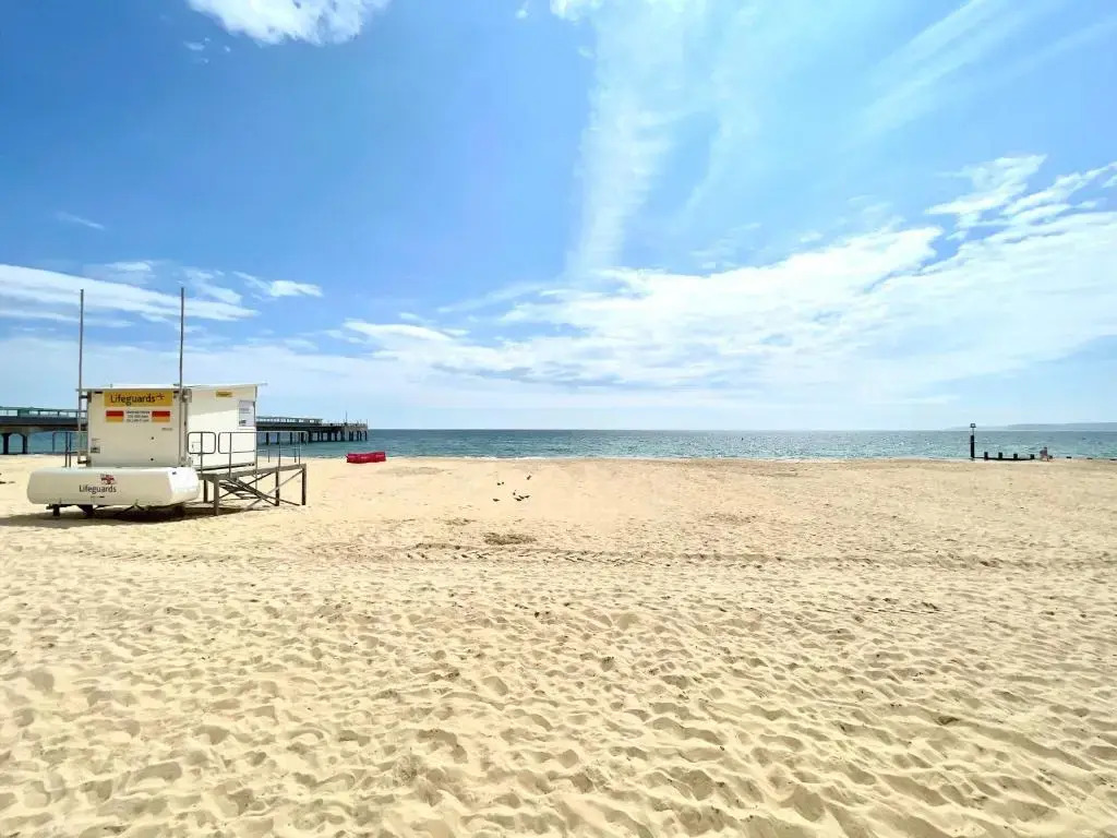 Modern Family Apartment FREE Parking and Gym by Beach