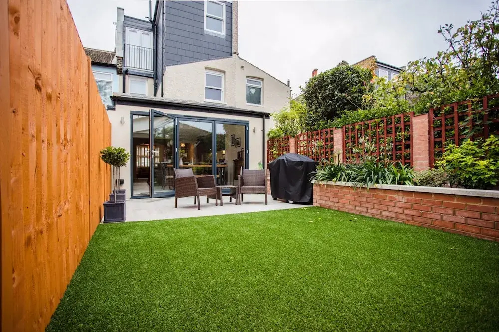3 Bedroom Home With Skylight and Garden