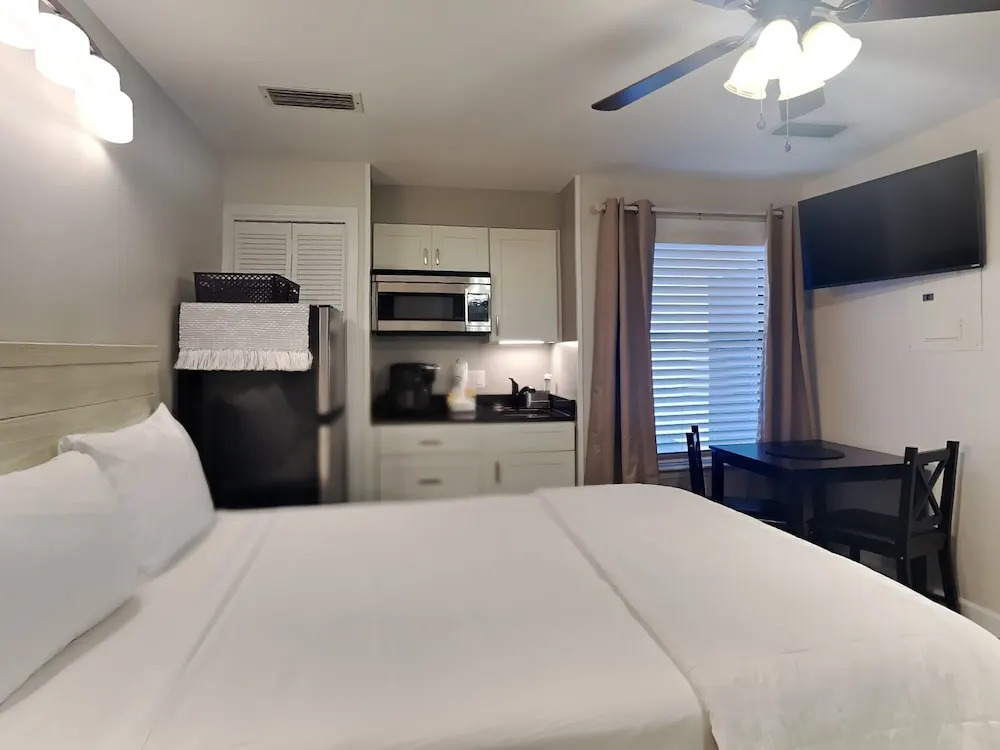 The Inn at St Thomas Inn Square 1311B - Panama City Paradise