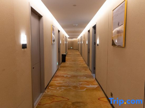 Luoshan Xinrong Garden Hotel