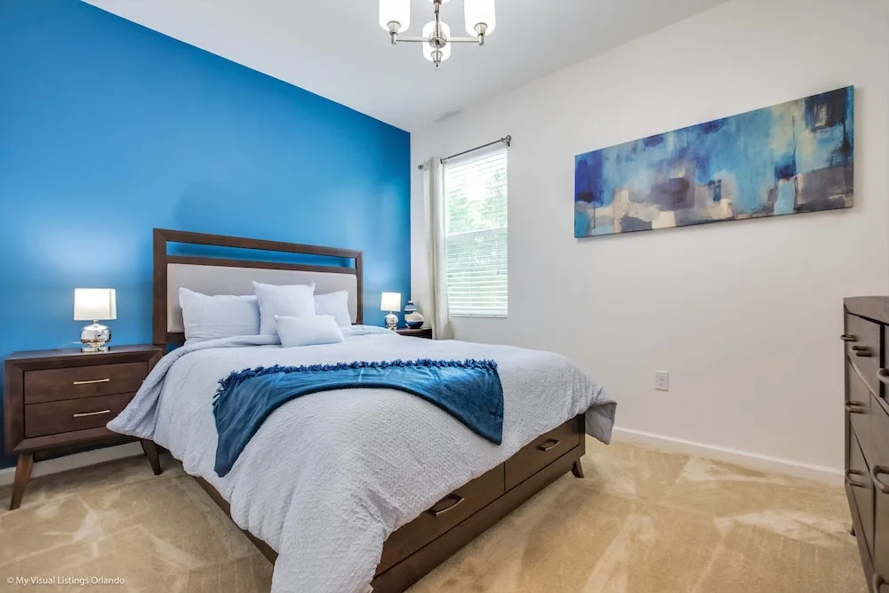 Modern 8 Bdrm 5 Bath Villa