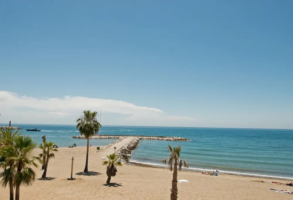 Beach Front Apt, Puerto Banus, Family Freindly, Free Wifi /parking.pools, Aircon