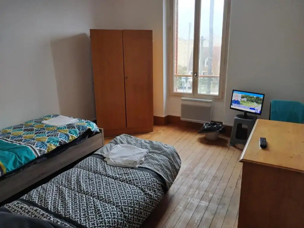LOUE STUDIO PROPRE !, Endroit très calme, à 5 minutes gare mantes la jolie