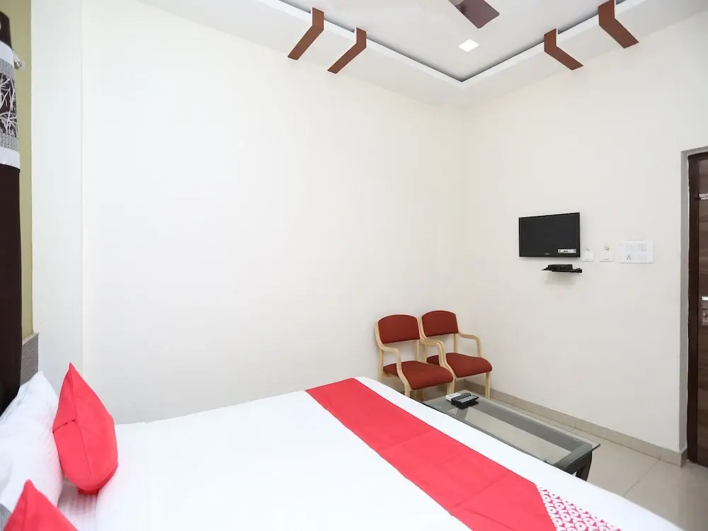 OYO 12376 Hotel Dhanraj