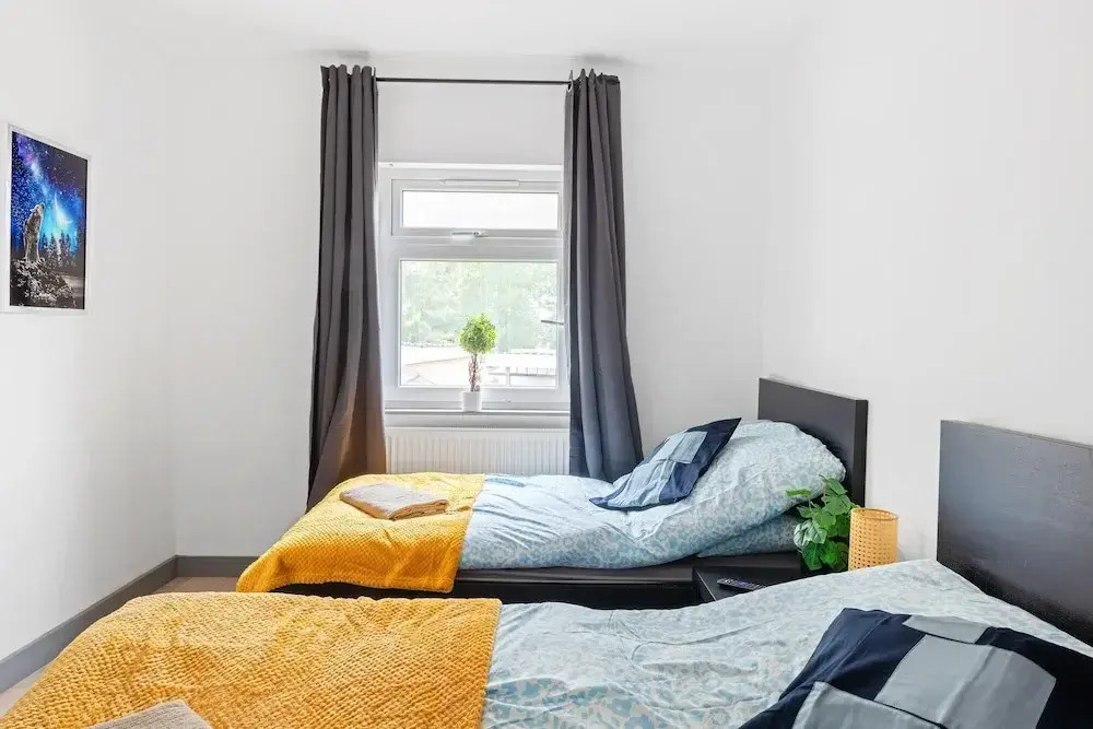 3br-sleeps8-parking-wifi-closestation