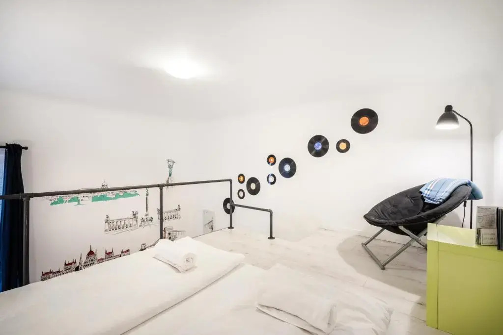 BpR Vinyl Style Studio Home with A/C
