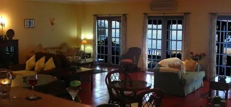 Las Flores Country & Beachside Hotel