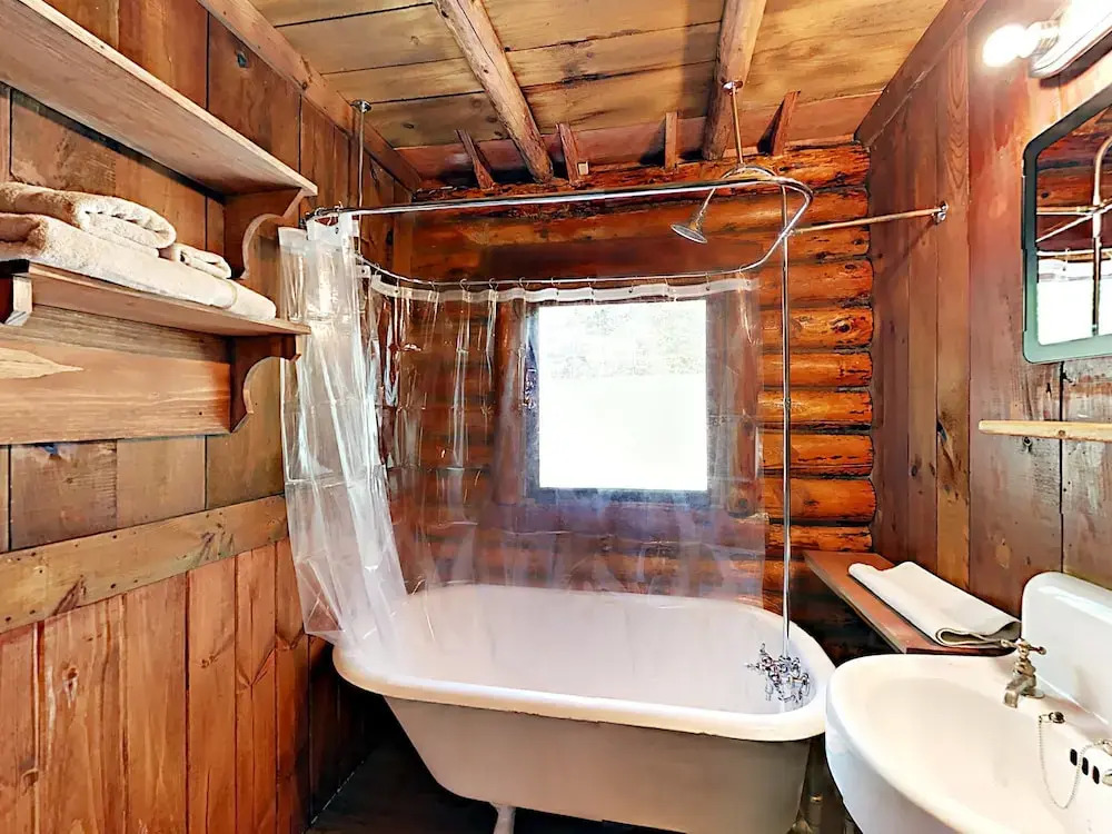 Sprucewood Cabin - 2 Br cabin by RedAwning