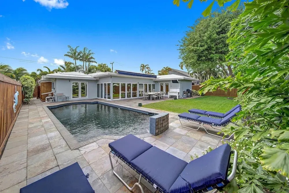 Upscale Modern Beach W/ Saltwater Pool 3 Bedroom Home