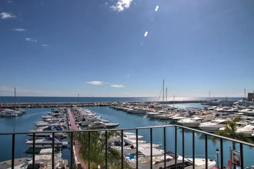 Puerto Banus first line with sea and Marina views