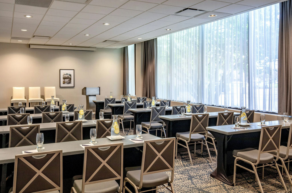 DoubleTree by Hilton Hotel and Conference Center Chicago North Shore