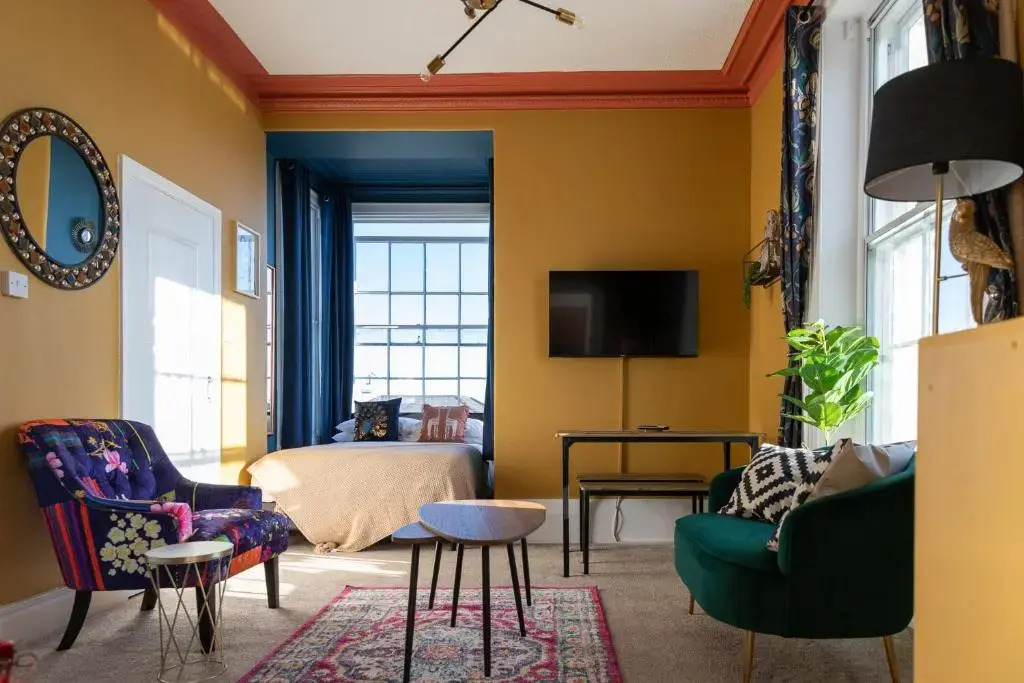 Elegant studio apt nr beach & shops with parking