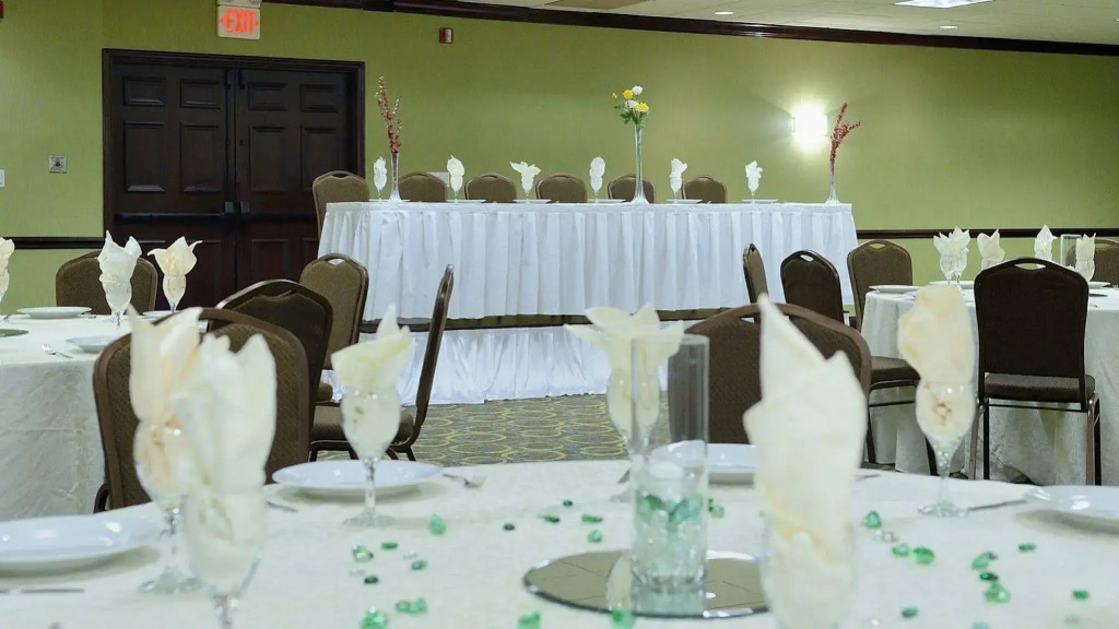 Holiday Inn Chicago Oakbrook by IHG